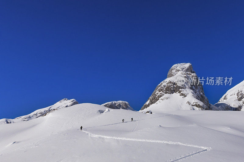 滑雪旅游-自由骑手的方式，以顶峰- Ochsenkar山Hochk?nig在阿尔卑斯山